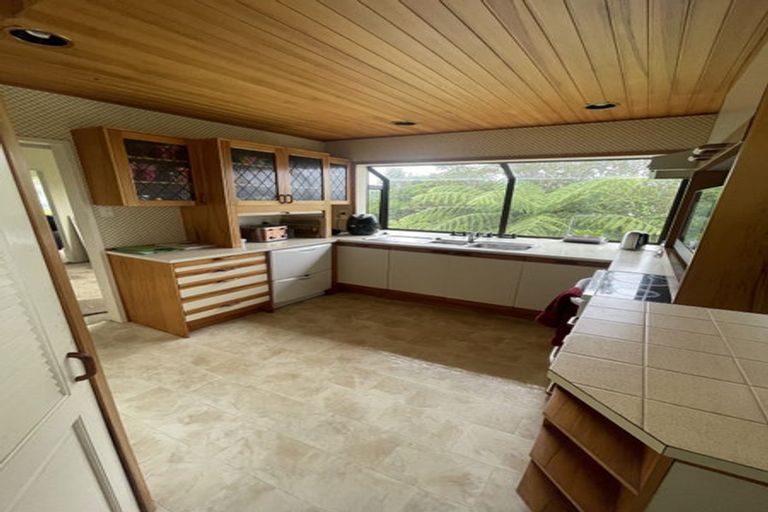 Photo of property in 31 Brooker Grove, Newlands, Wellington, 6037