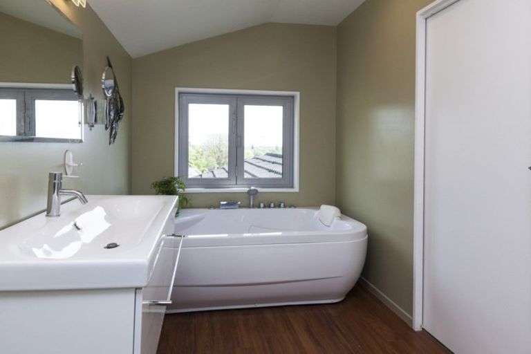 Photo of property in 13 Roseneath Place, Cashmere, Christchurch, 8022