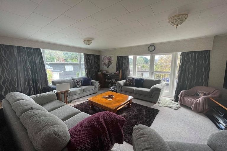 Photo of property in 1 Pohue Grove, Stokes Valley, Lower Hutt, 5019