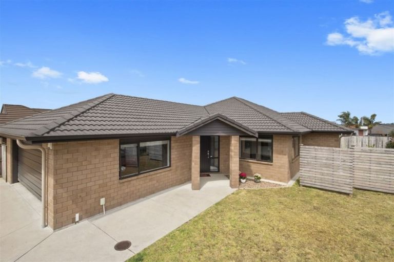 Photo of property in 14 Tongeren Square, Karaka, Papakura, 2113