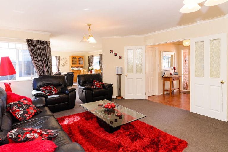 Photo of property in 18 Fernlea Avenue, Kelvin Grove, Palmerston North, 4414