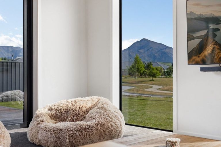 Photo of property in 3 Pepperwood Green, Albert Town, Wanaka, 9305