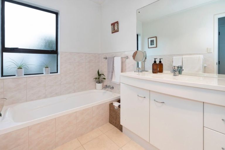 Photo of property in 5a St Michaels Avenue, Point Chevalier, Auckland, 1022