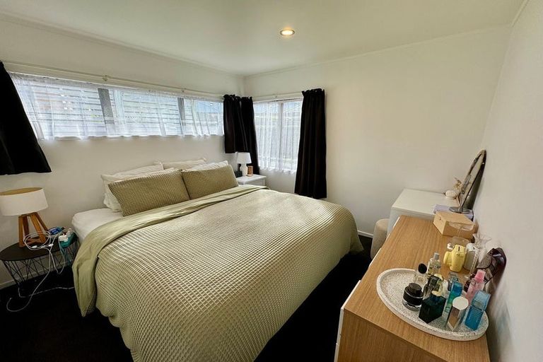 Photo of property in 1 Ryden Place, Glen Eden, Auckland, 0602
