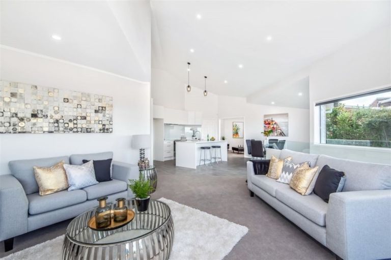 Photo of property in 28a Luckens Road, West Harbour, Auckland, 0618