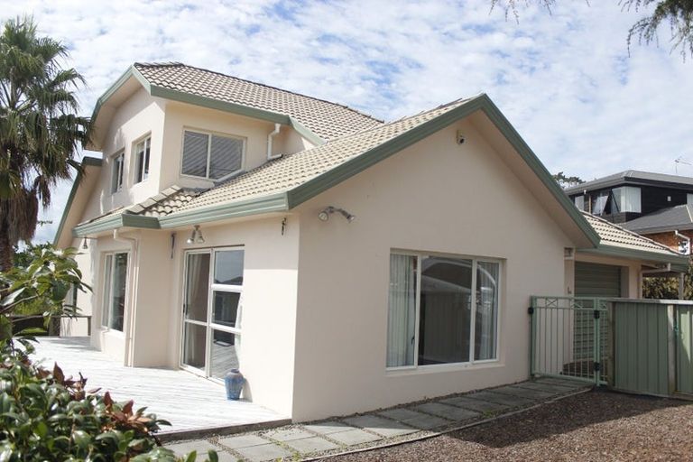 Photo of property in 1/32a Bronzewing Terrace, Unsworth Heights, Auckland, 0632