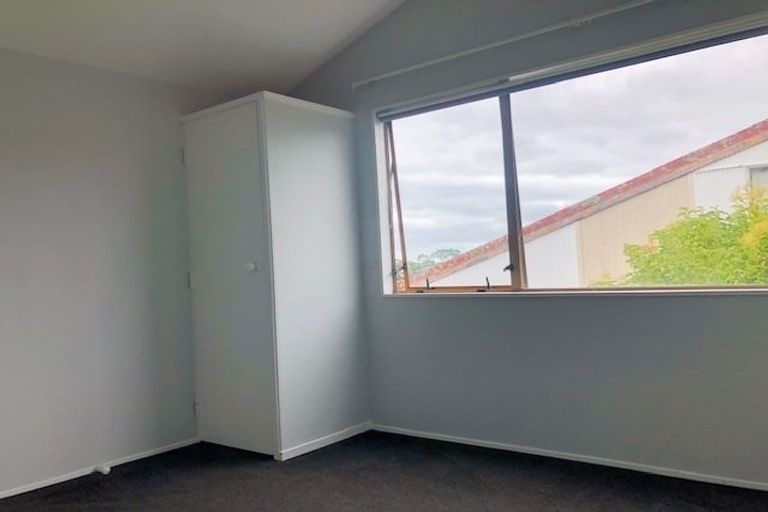 Photo of property in 2/68 Cockayne Crescent, Sunnynook, Auckland, 0620