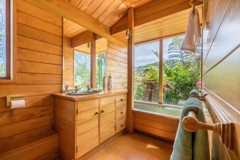 Photo of property in 11 Cascade Avenue, Waiatarua, Auckland, 0604