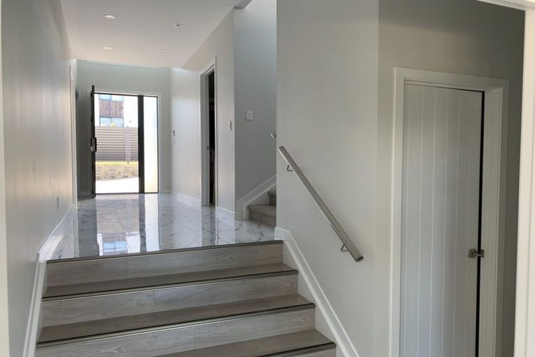 Photo of property in 5 May Potter Close, Oteha, Auckland, 0632