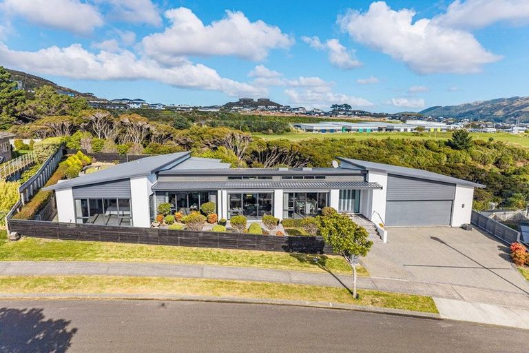 Photo of property in 6 The Fjord, Aotea, Porirua, 5024