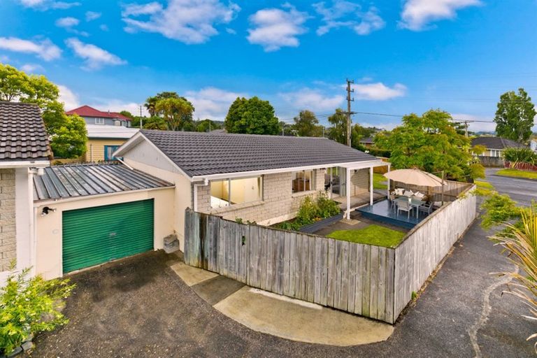 Photo of property in 1/24 Woodglen Road, Glen Eden, Auckland, 0602