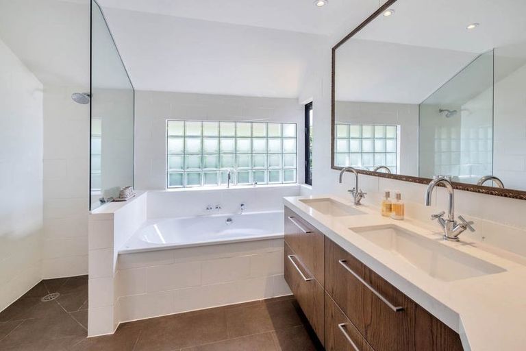 Photo of property in 230 Hurstmere Road, Takapuna, Auckland, 0622