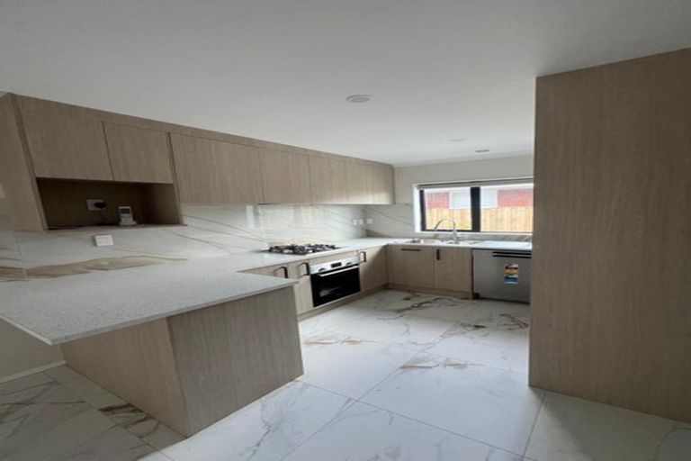 Photo of property in 83b Hutchinsons Road, Bucklands Beach, Auckland, 2014