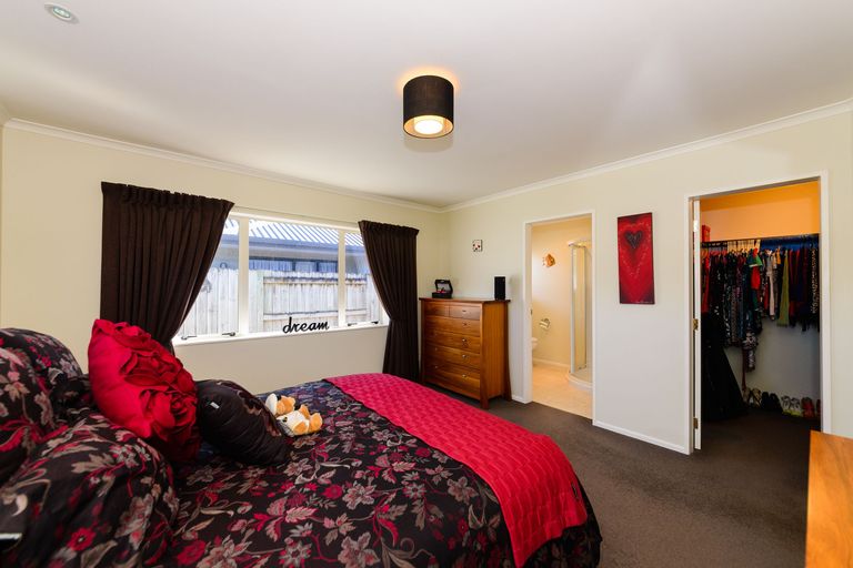 Photo of property in 18 Fernlea Avenue, Kelvin Grove, Palmerston North, 4414