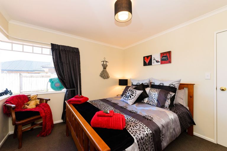 Photo of property in 18 Fernlea Avenue, Kelvin Grove, Palmerston North, 4414