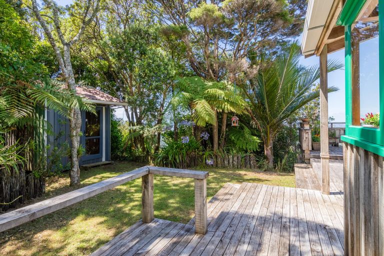 Photo of property in 11 Cascade Avenue, Waiatarua, Auckland, 0604