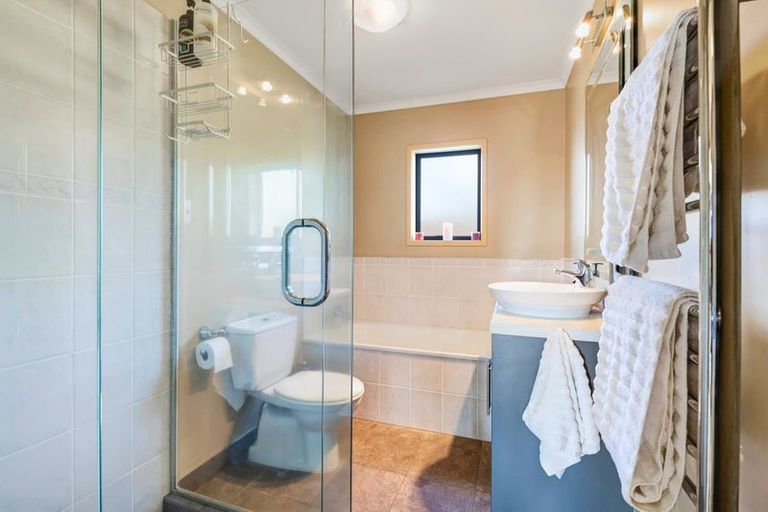 Photo of property in 13 Seagate Place, Red Beach, 0932