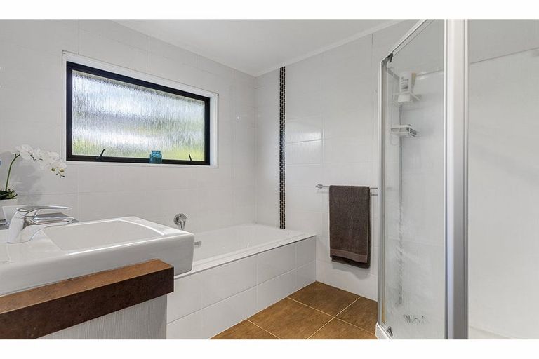 Photo of property in 3 Voltaire Court, Botany Downs, Auckland, 2010