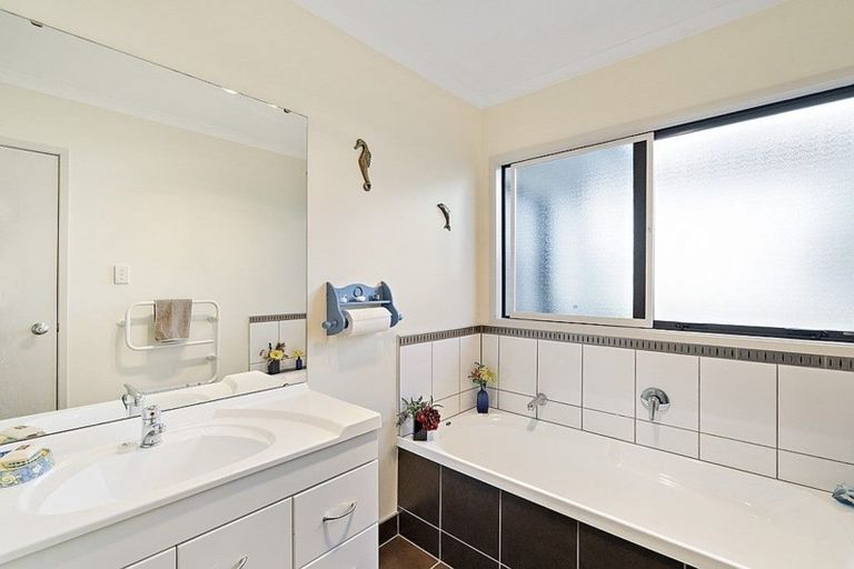 Photo of property in 22 Jelas Road, Red Beach, 0932