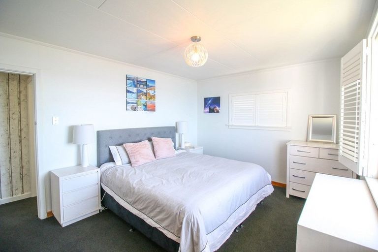 Photo of property in 82 Marine Parade, Bluff, 9814