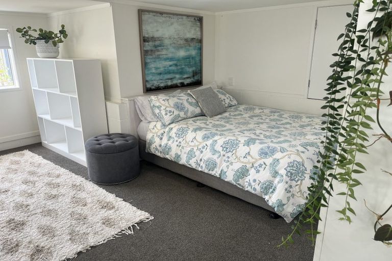 Photo of property in 1/1 Deuxberry Avenue, Northcote, Auckland, 0627