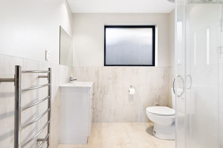 Photo of property in 9a Valron Road, Te Atatu South, Auckland, 0602