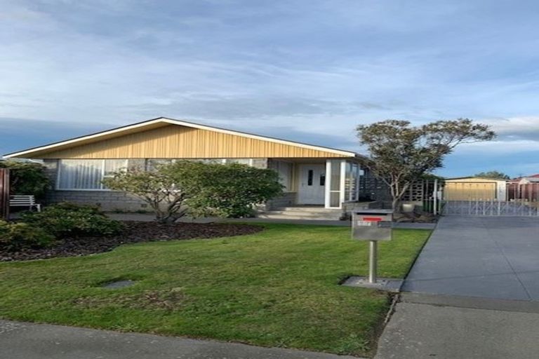Photo of property in 17 Davidson Crescent, Hornby, Christchurch, 8042