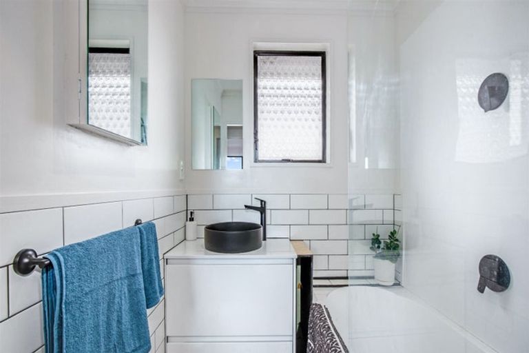 Photo of property in 10 Sombrero View, Ascot Park, Porirua, 5024