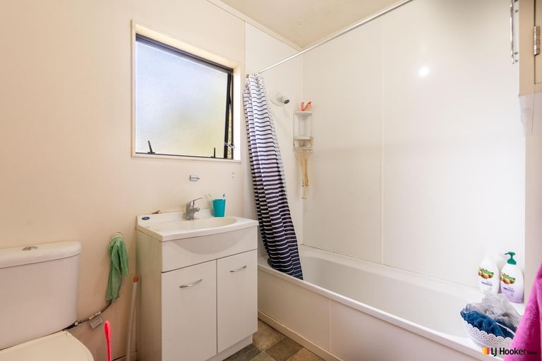 Photo of property in 2/12 De Bloge Place, Clendon Park, Auckland, 2103