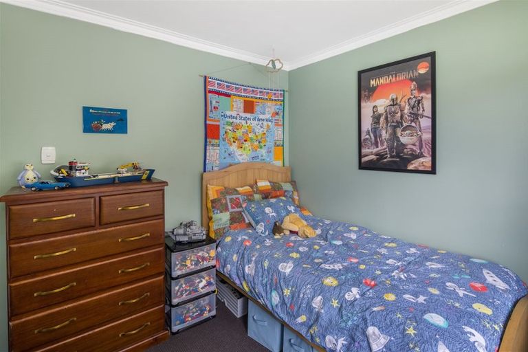 Photo of property in 102 Ruskin Road, Newlands, Wellington, 6037