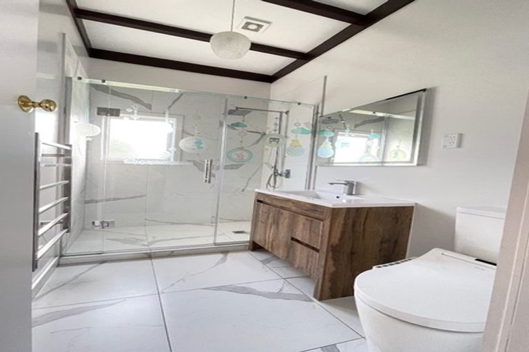 Photo of property in 504 East Coast Road, Windsor Park, Auckland, 0630