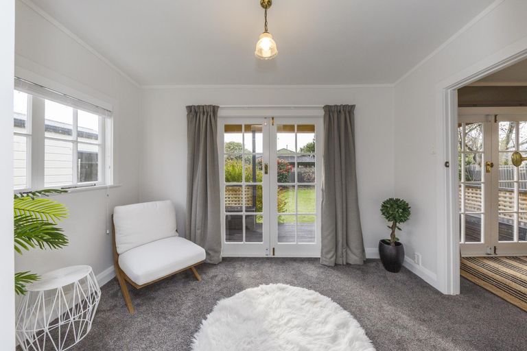 Photo of property in 11 Churchill Avenue, Hokowhitu, Palmerston North, 4410
