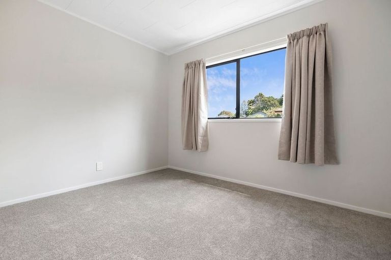 Photo of property in 1/11 Kupari Place, Totara Vale, Auckland, 0629