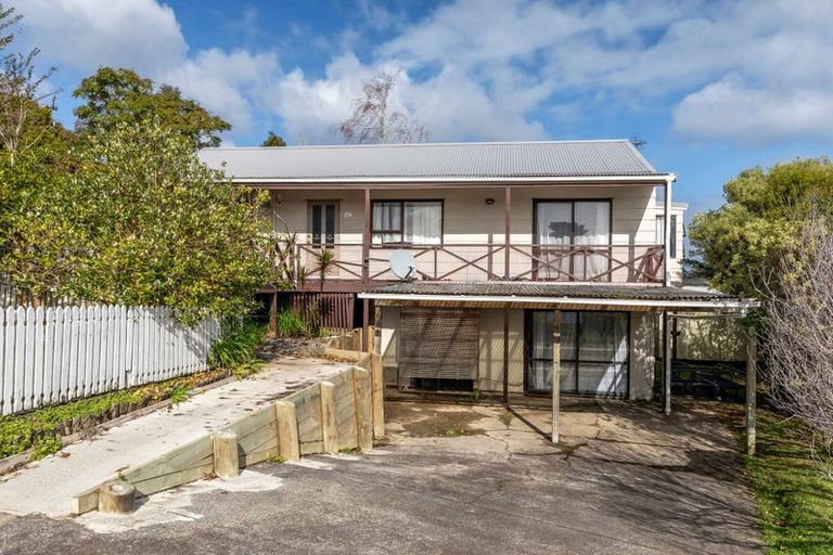 Photo of property in 2/23 Flaunty Place, West Harbour, Auckland, 0618