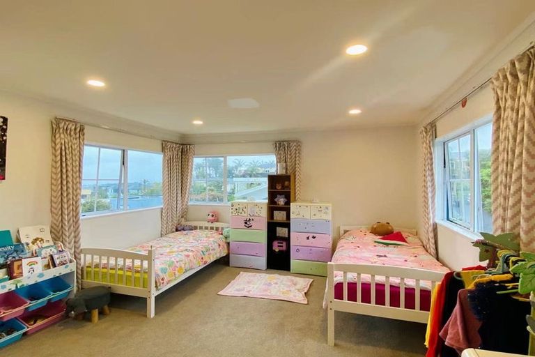 Photo of property in 1/133a Hobsonville Road, West Harbour, Auckland, 0618