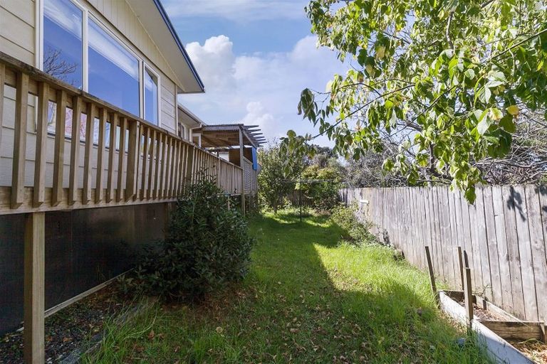 Photo of property in 8 John Dee Crescent, Red Beach, 0932