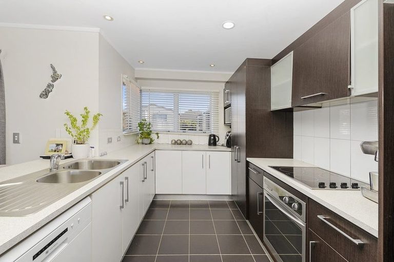 Photo of property in 2/143a Wiseley Road, West Harbour, Auckland, 0618