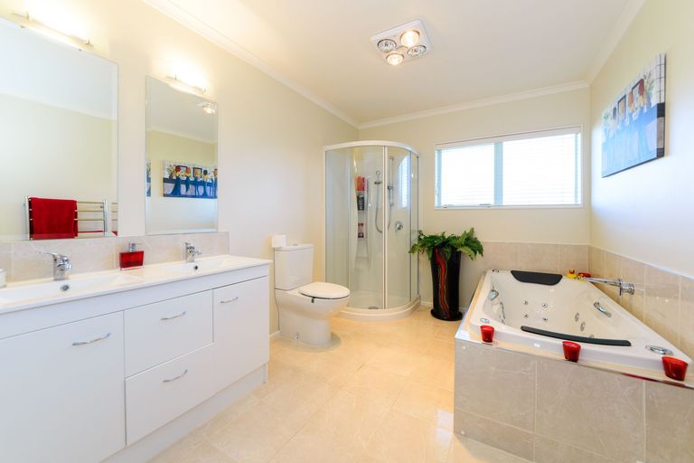 Photo of property in 18 Fernlea Avenue, Kelvin Grove, Palmerston North, 4414