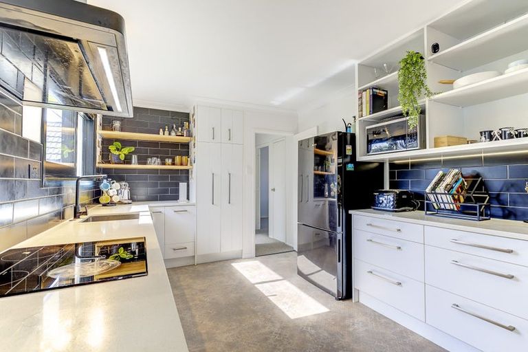 Photo of property in 77 Gilbass Avenue, Hamilton Lake, Hamilton, 3204