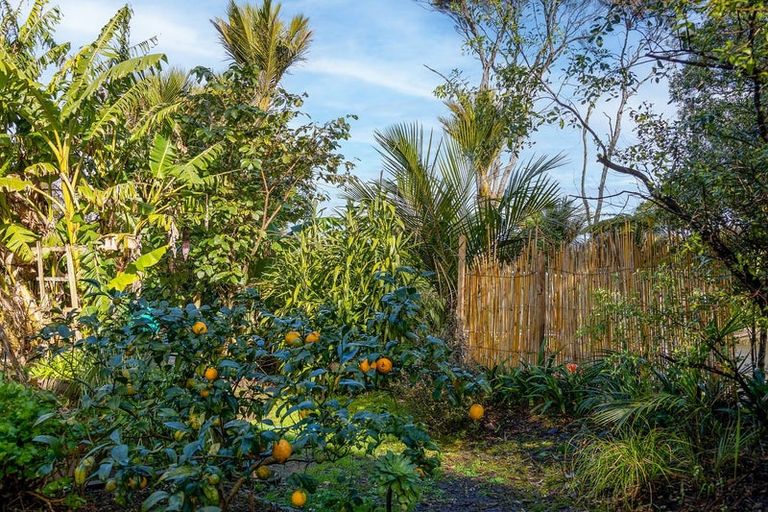 Photo of property in 2 Kauri Point Road, Laingholm, Auckland, 0604