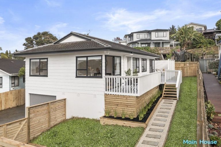 Photo of property in 8 Kupari Place, Totara Vale, Auckland, 0629