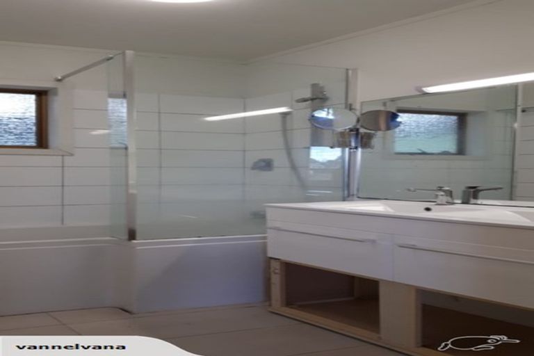 Photo of property in 2/16 Malters Place, Browns Bay, Auckland, 0630