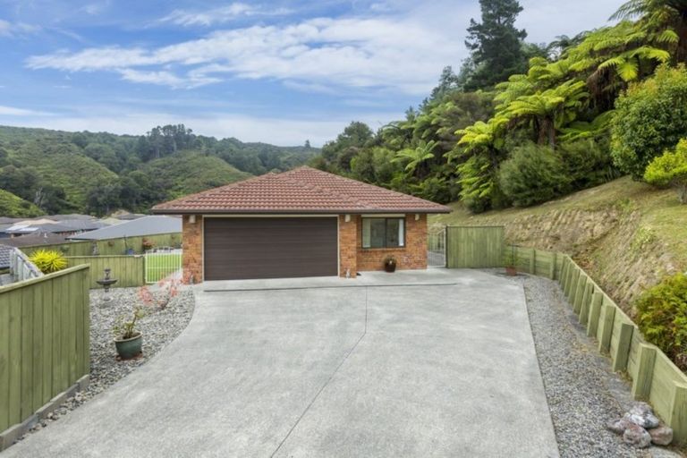 Photo of property in 40 King Charles Drive, Kingsley Heights, Upper Hutt, 5018