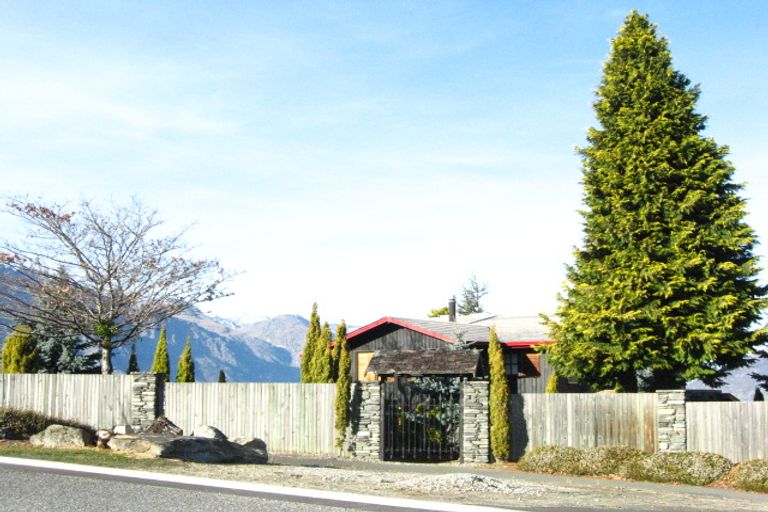 Photo of property in 74 Cedar Drive, Kelvin Heights, Queenstown, 9300