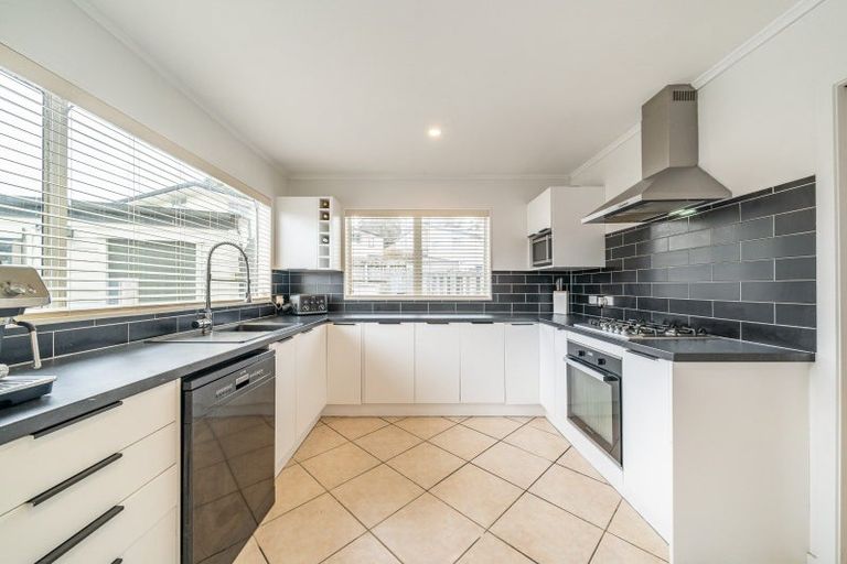 Photo of property in 5 Edelweiss Grove, Timberlea, Upper Hutt, 5018