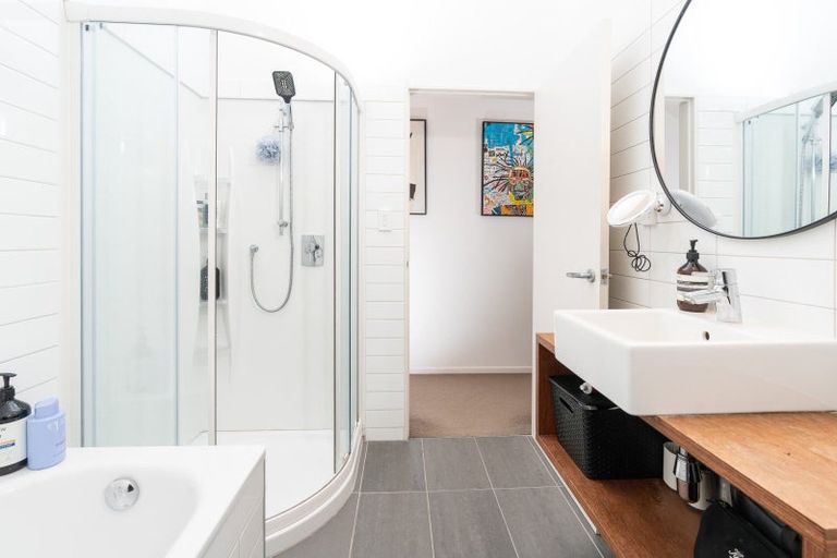 Photo of property in 2/123 The Parade, Island Bay, Wellington, 6023