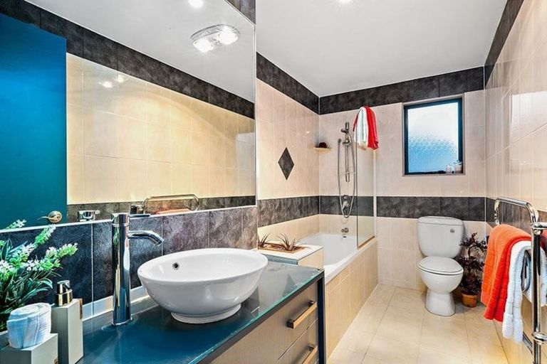 Photo of property in 6 Lupetti Rise, West Harbour, Auckland, 0618