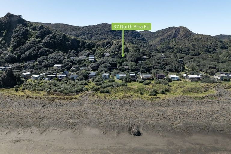 Photo of property in 37 North Piha Road, Piha, 0772