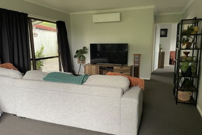Photo of property in 2/4 Colonial Place, Kelvin Grove, Palmerston North, 4414