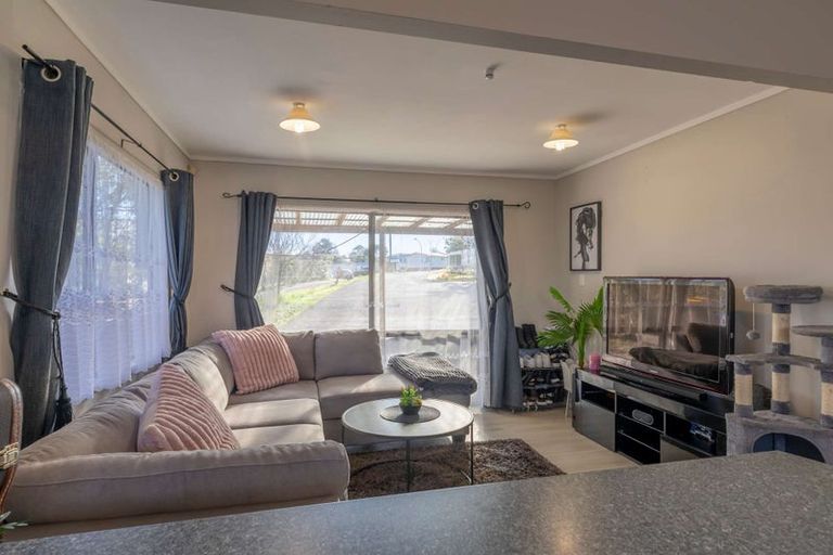 Photo of property in 2/23 Flaunty Place, West Harbour, Auckland, 0618